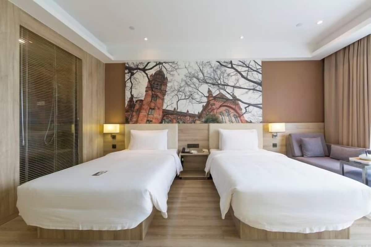 Zimmersafe, laptopgeeigneter Arbeitsplatz, kostenloses WLAN