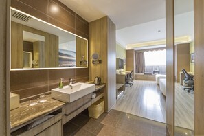 Shower, hair dryer, bathrobes, towels - Atour Hotel Xinzhuang Shanghai (Shanghai)