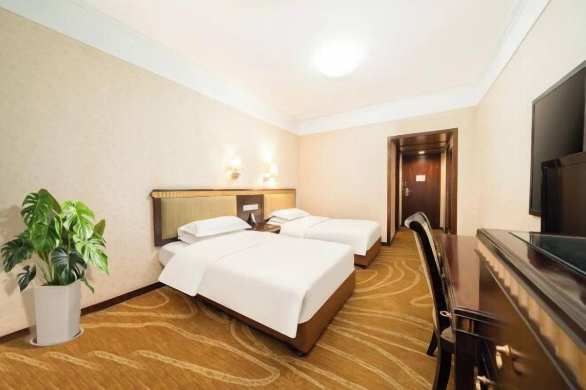 Desk, rollaway beds, free WiFi