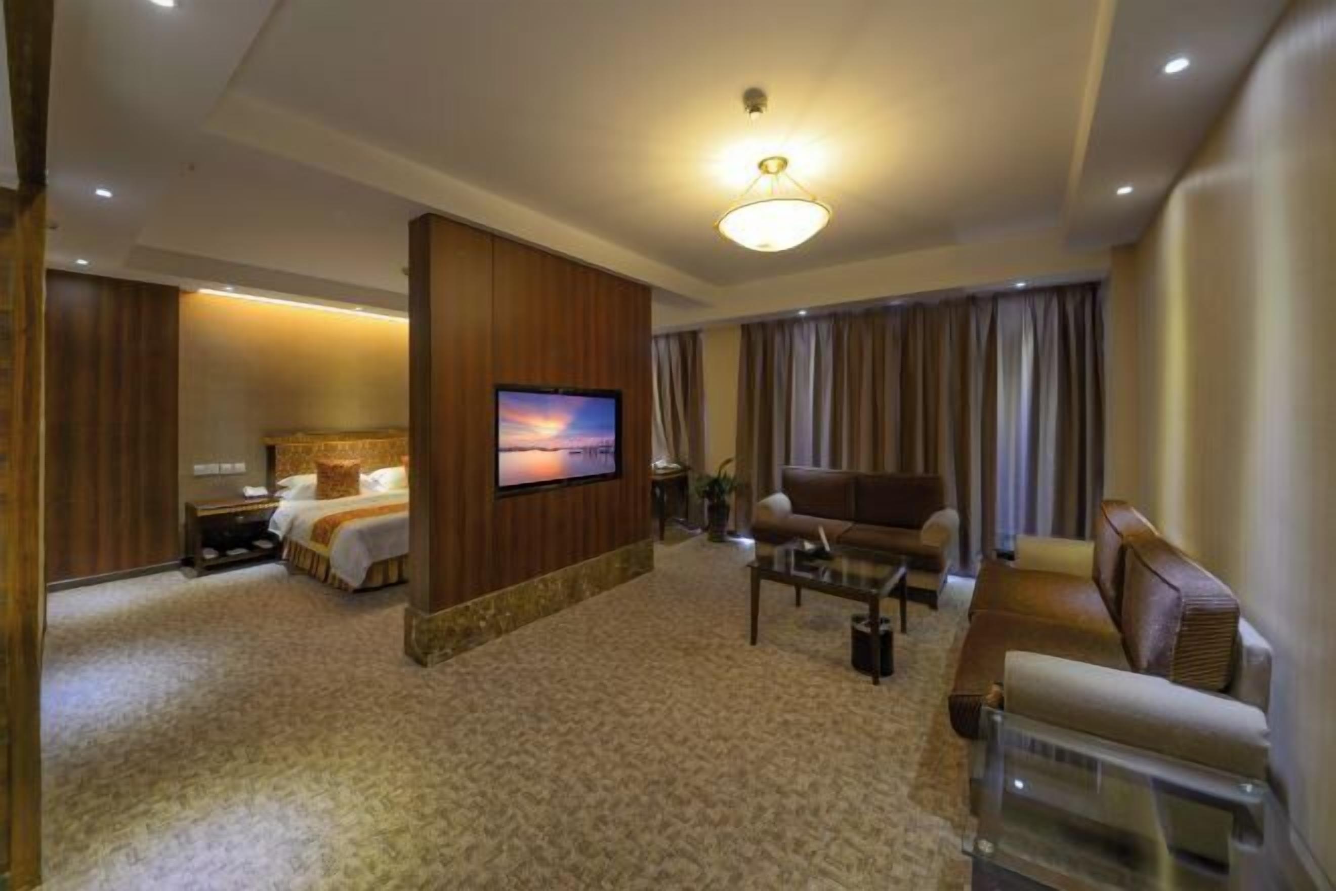 Desk, rollaway beds, free WiFi