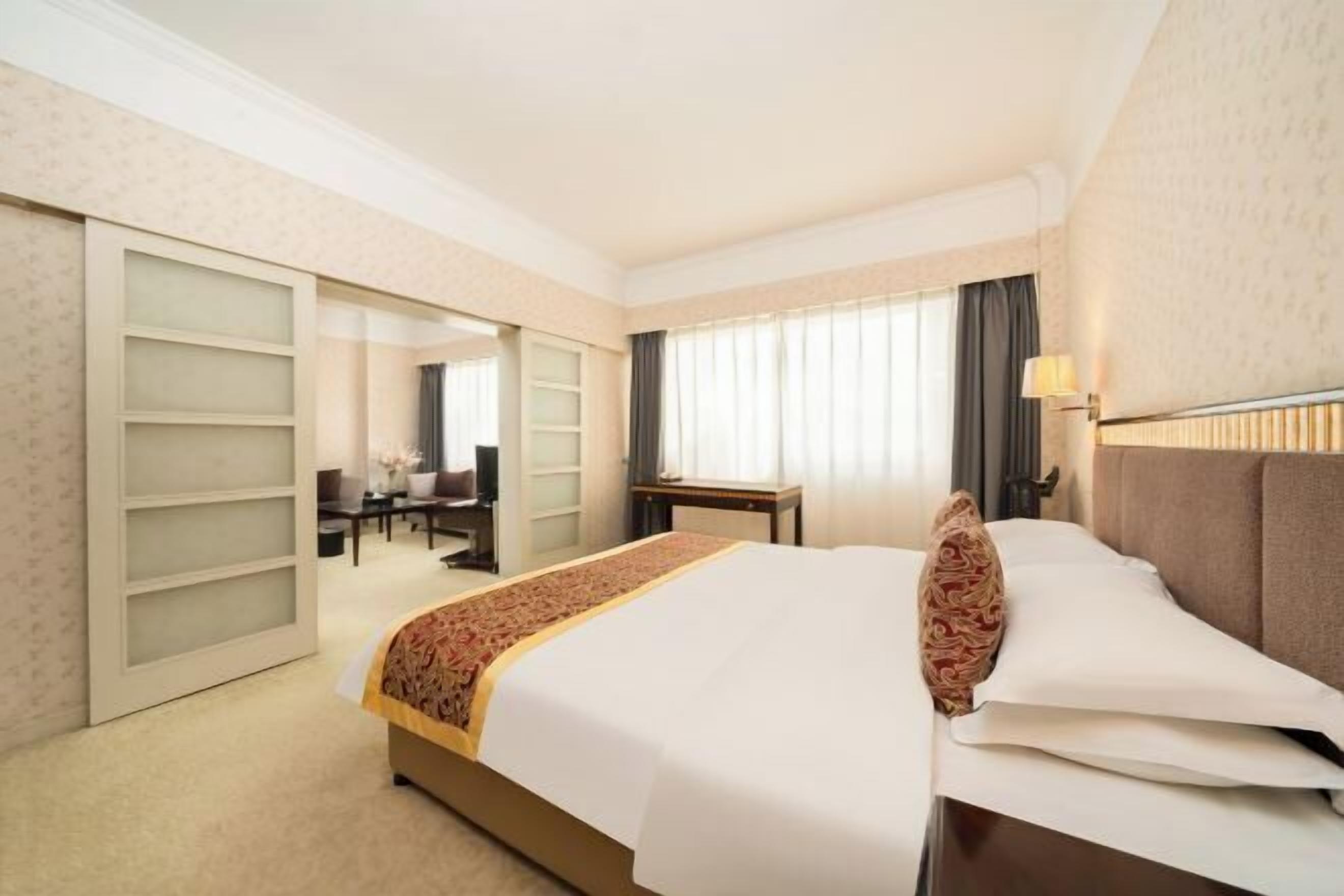 Desk, rollaway beds, free WiFi