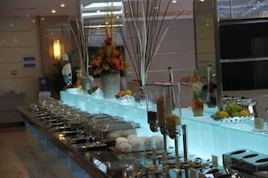 Ze serveren er ontbijt, lunch en diner 