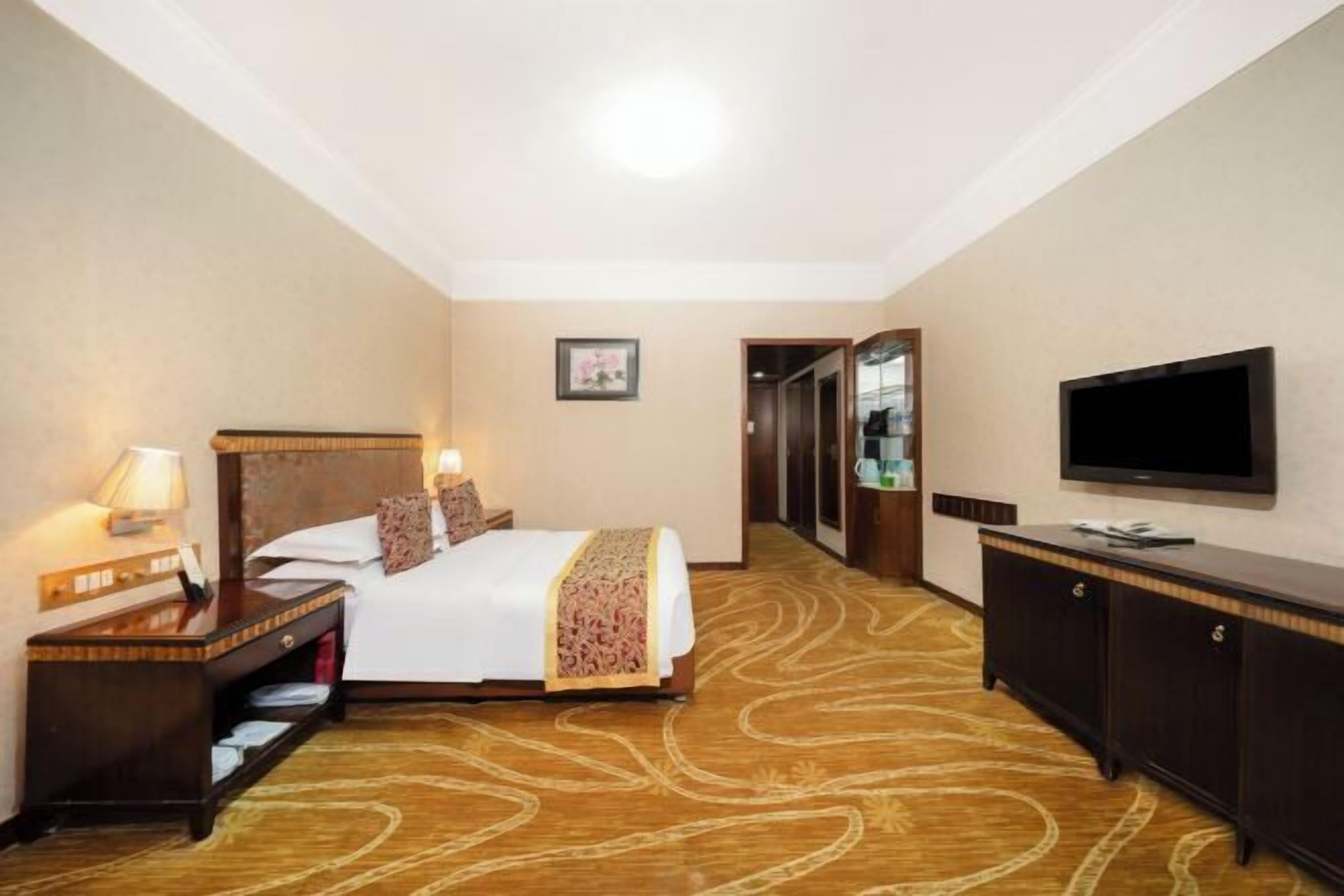 Desk, rollaway beds, free WiFi