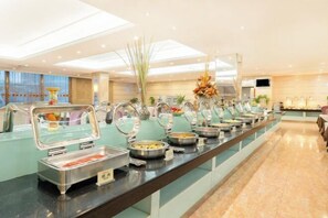 Breakfast, lunch and dinner served - Peony Hotel (Luoyang)