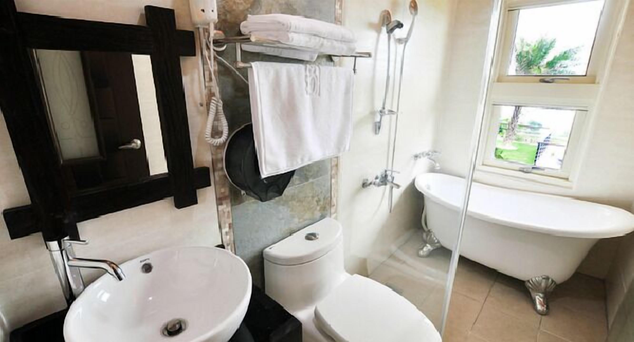 Un baño con lavabo, inodoro y bañera.