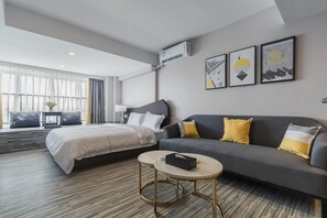 Blackout curtains, free WiFi