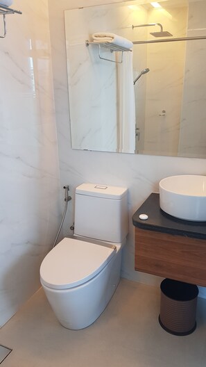 Shower, rainfall showerhead, free toiletries, hair dryer - GQ Plaza (Kalibo)