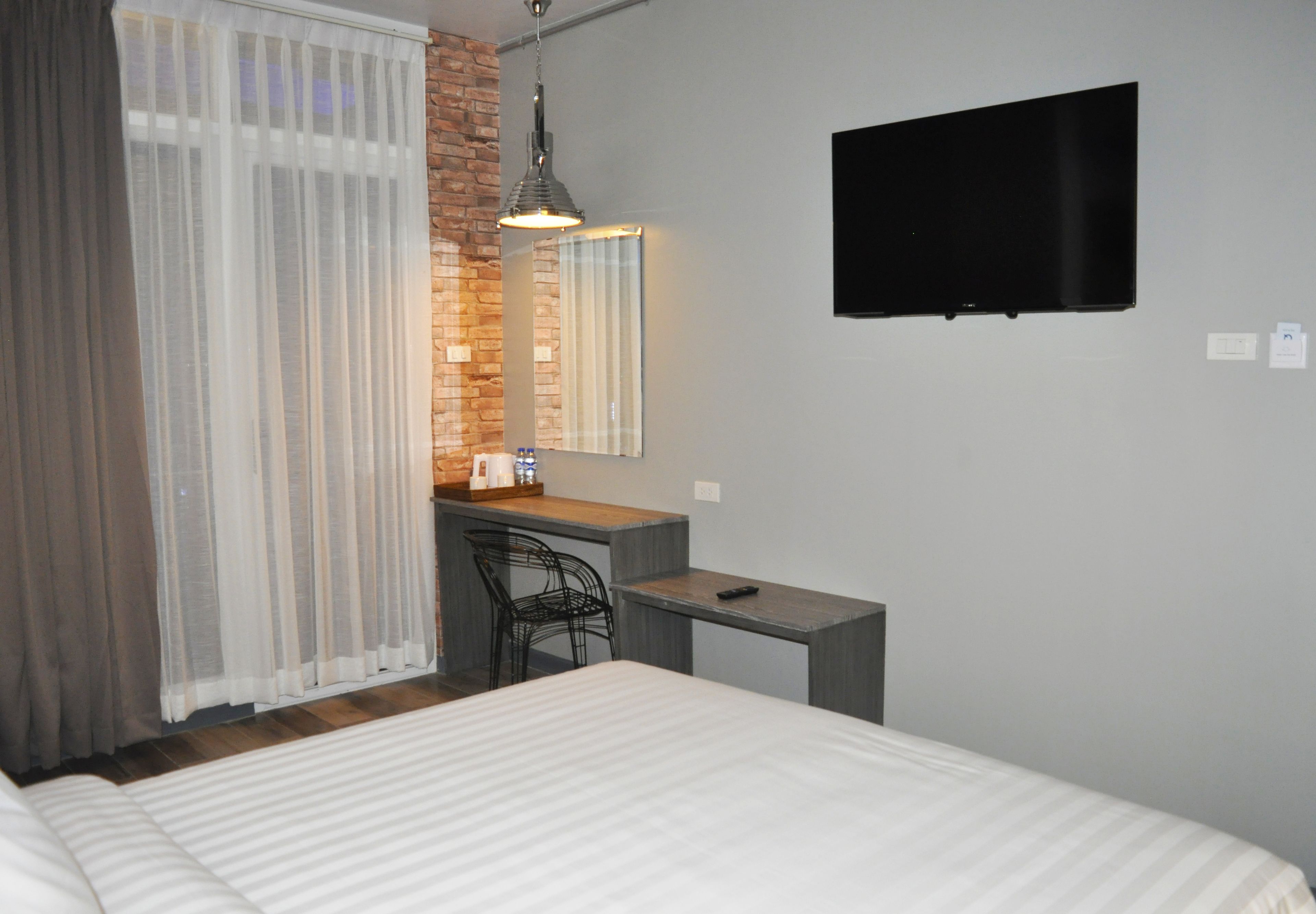 executive room, 1 queen bed, park view | desk, iron/ironing board, free wifi, bed sheets