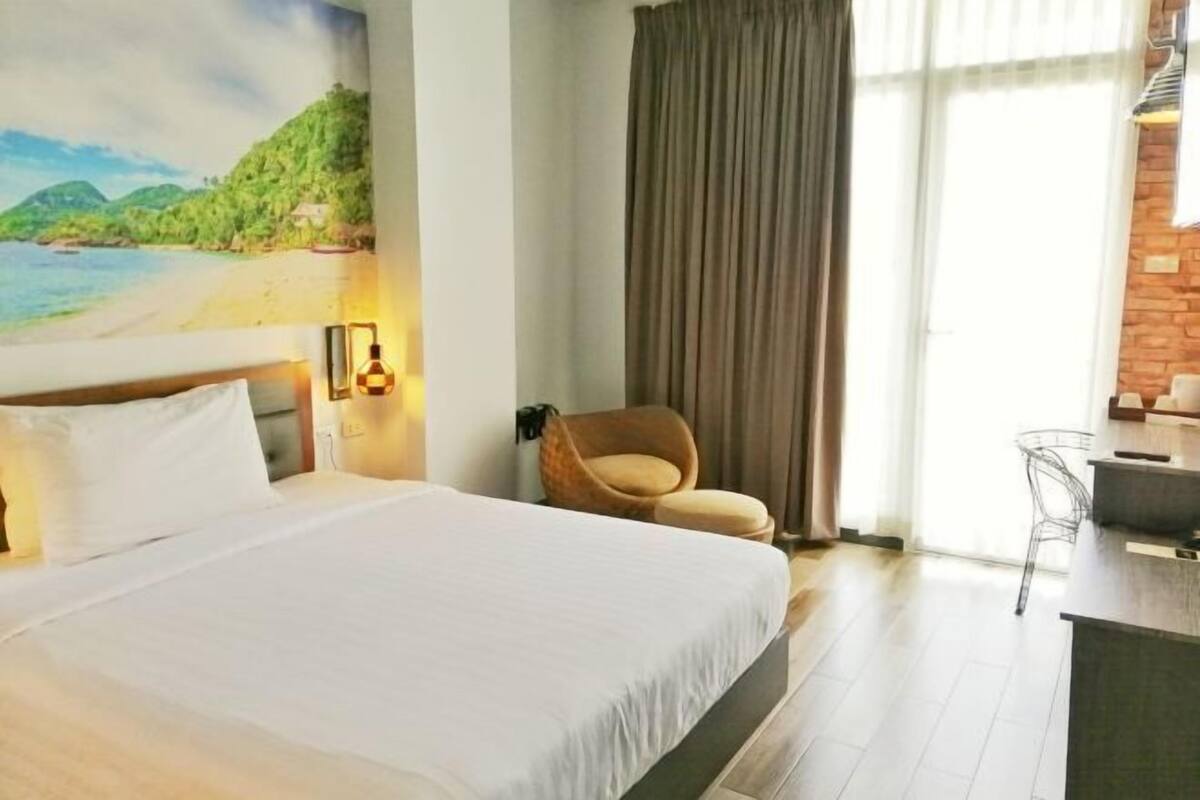Escritorio, tabla de planchar con plancha, wifi gratis y ropa de cama
