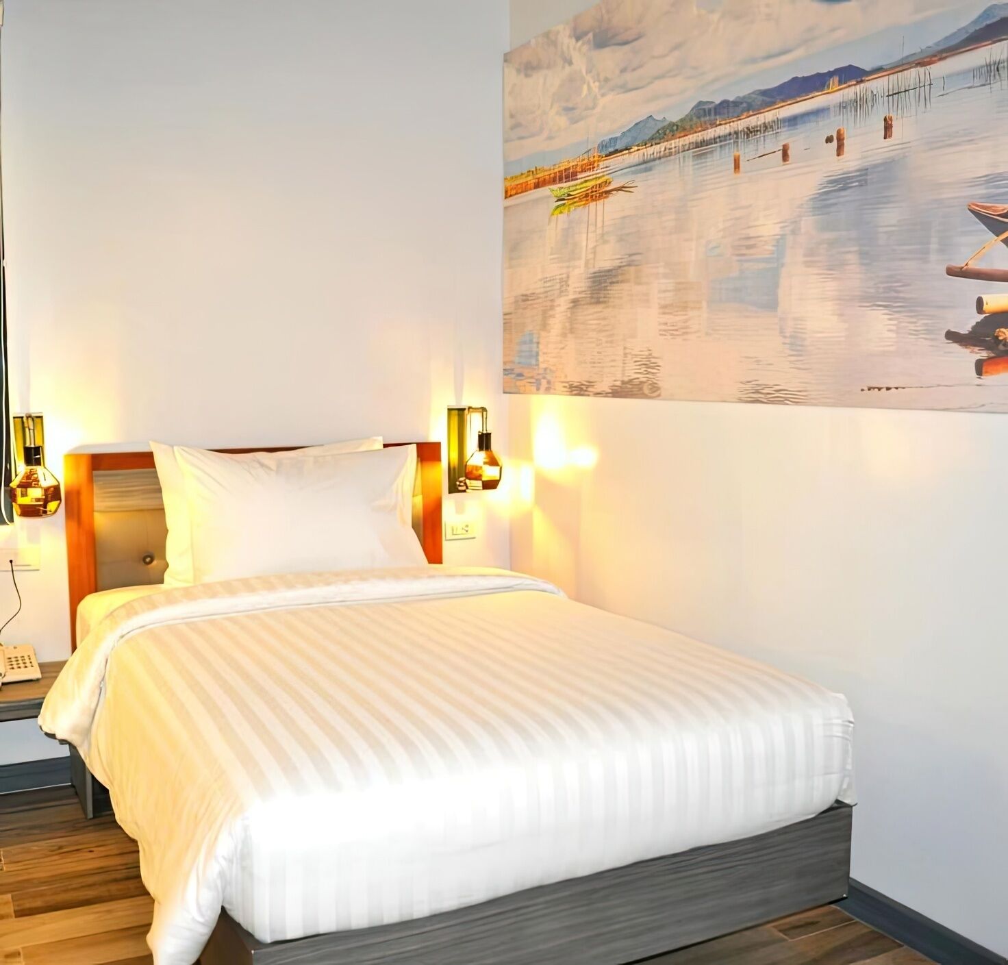 Escritorio, tabla de planchar con plancha, wifi gratis y ropa de cama 
