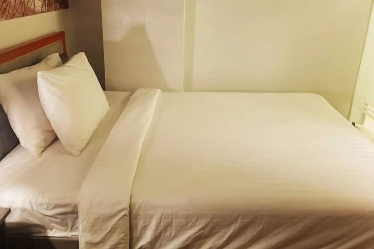 Escritorio, tabla de planchar con plancha, wifi gratis y ropa de cama