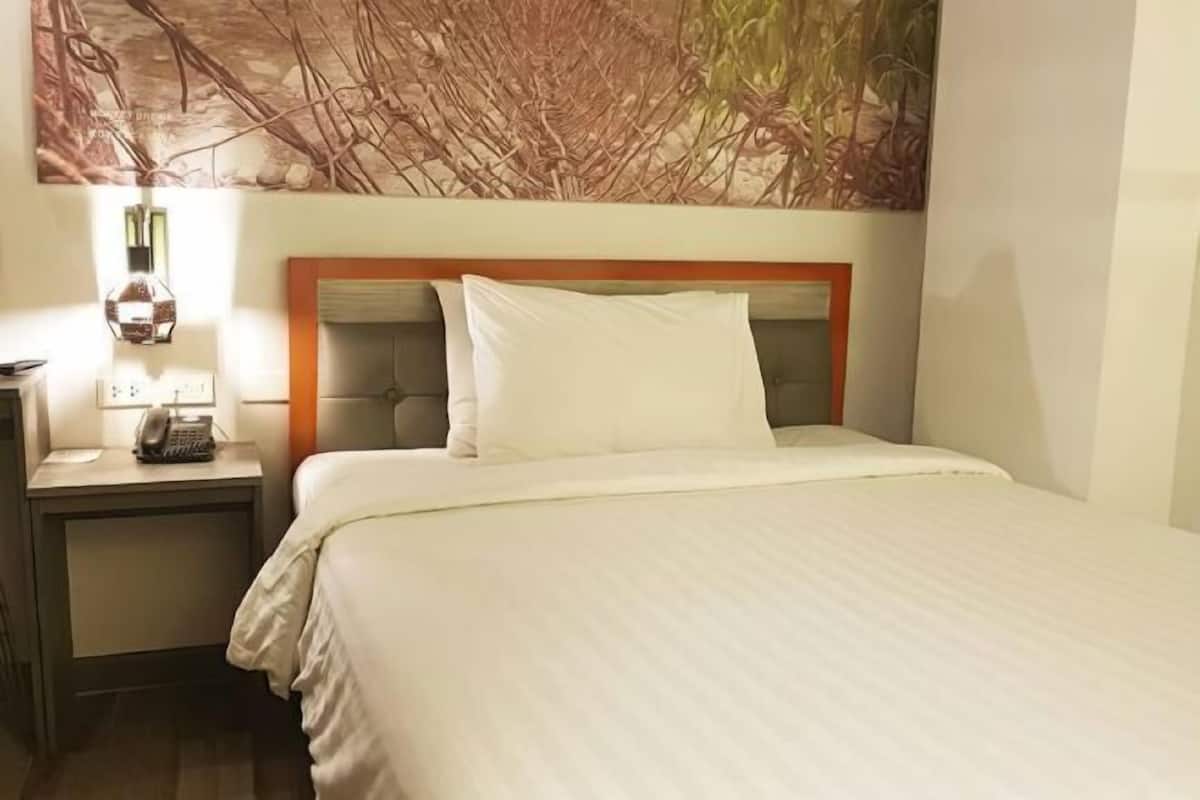 Escritorio, tabla de planchar con plancha, wifi gratis y ropa de cama