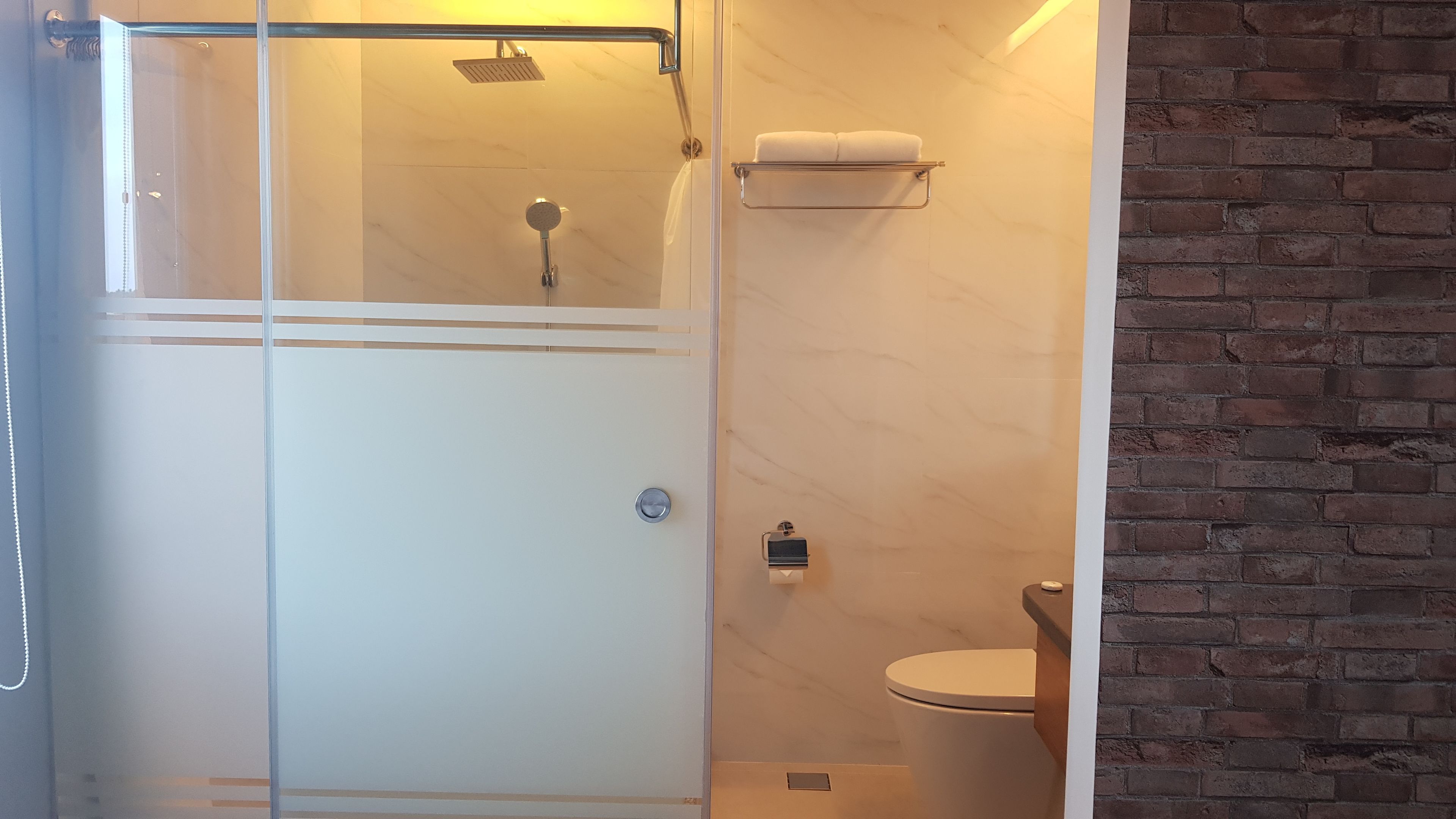 shower, rainfall showerhead, free toiletries, hair dryer