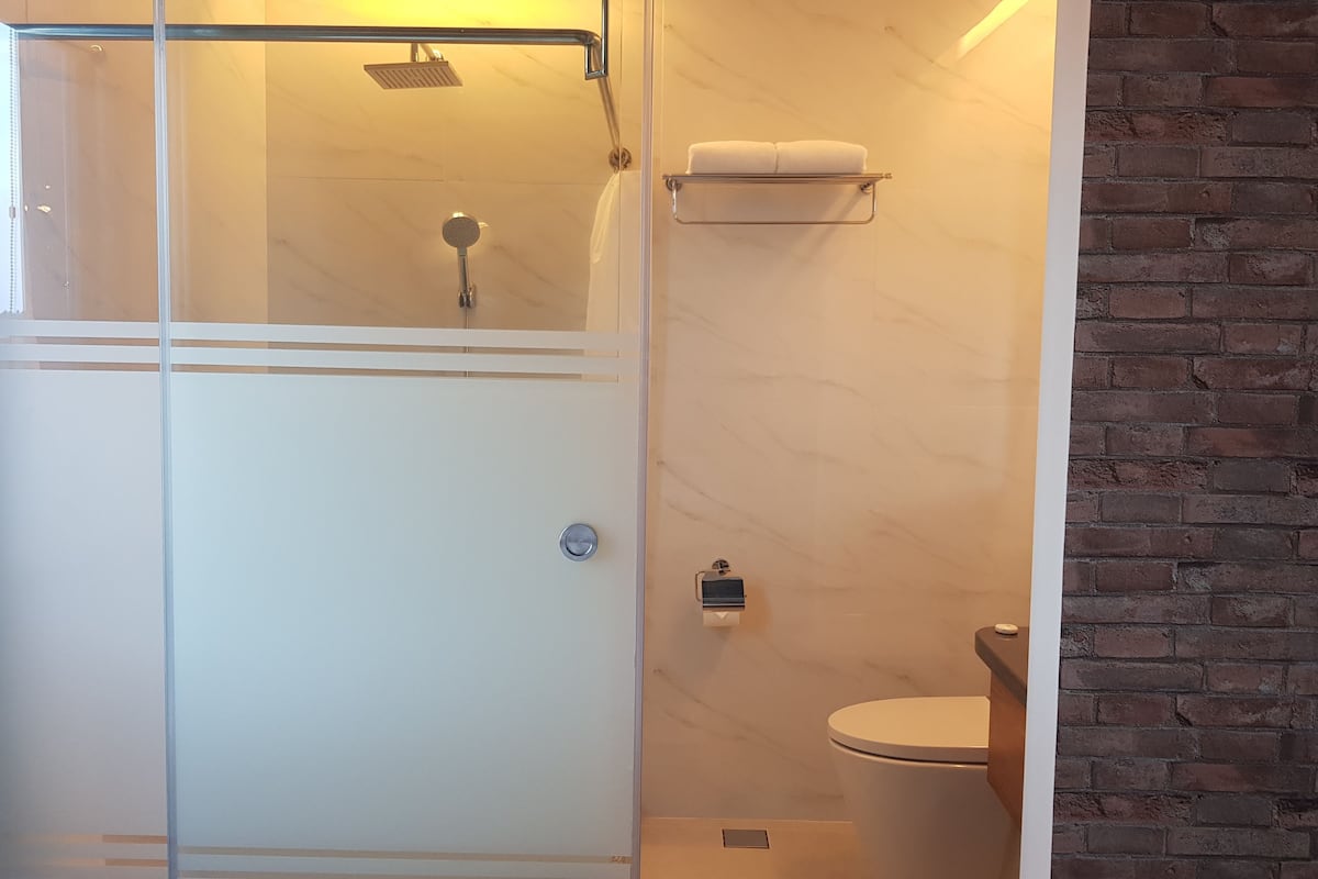 shower, rainfall showerhead, free toiletries, hair dryer