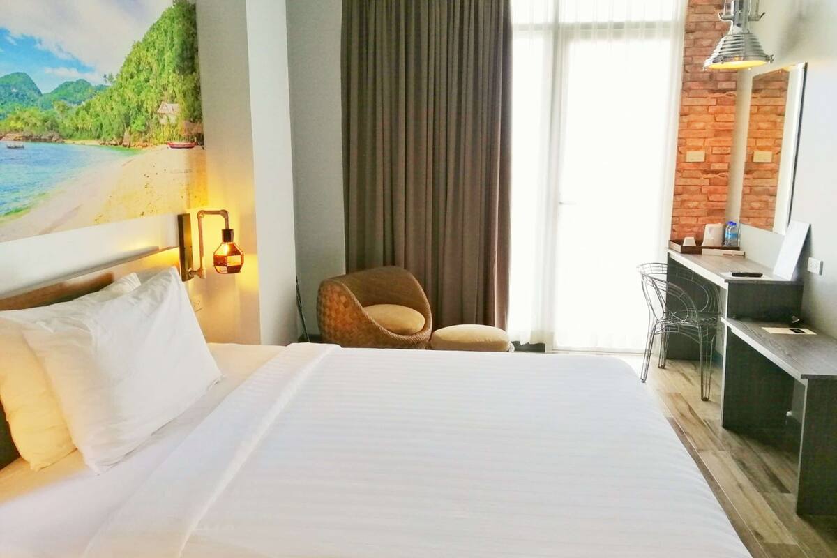 executive room | desk, iron/ironing board, free wifi, bed sheets