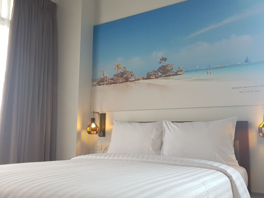 Quarto, 1 cama Queen, vista para o parque | Escrivaninha, ferros/tábuas de passar roupa, Wi-Fi de cortesia