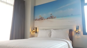 Habitación de hotel con cama, dos lámparas de pared y un cuadro de la playa de arena blanca de Boracay.