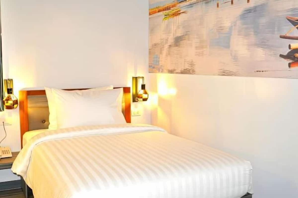 Escritorio, tabla de planchar con plancha, wifi gratis y ropa de cama