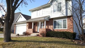 Exterior - Beautiful comfy five bedroom home sleeps 11+ (Urbandale)