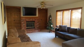 Smart TV, fireplace, video games, foosball - Beautiful comfy five bedroom home sleeps 11+ (Urbandale)