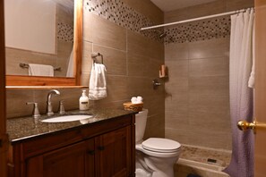 Ducha y bañera combinadas, secador de pelo, toallas y jabón