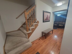 Interior - Beautiful comfy five bedroom home sleeps 11+ (Urbandale)