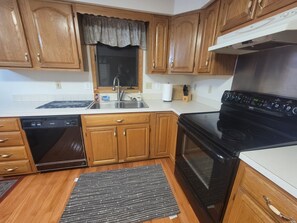 Fridge, microwave, oven, stovetop - Beautiful comfy five bedroom home sleeps 11+ (Urbandale)
