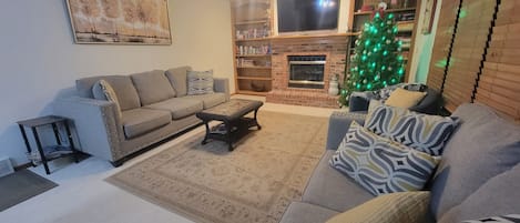 TV connectée, cheminée, jeux vidéo, baby-foot