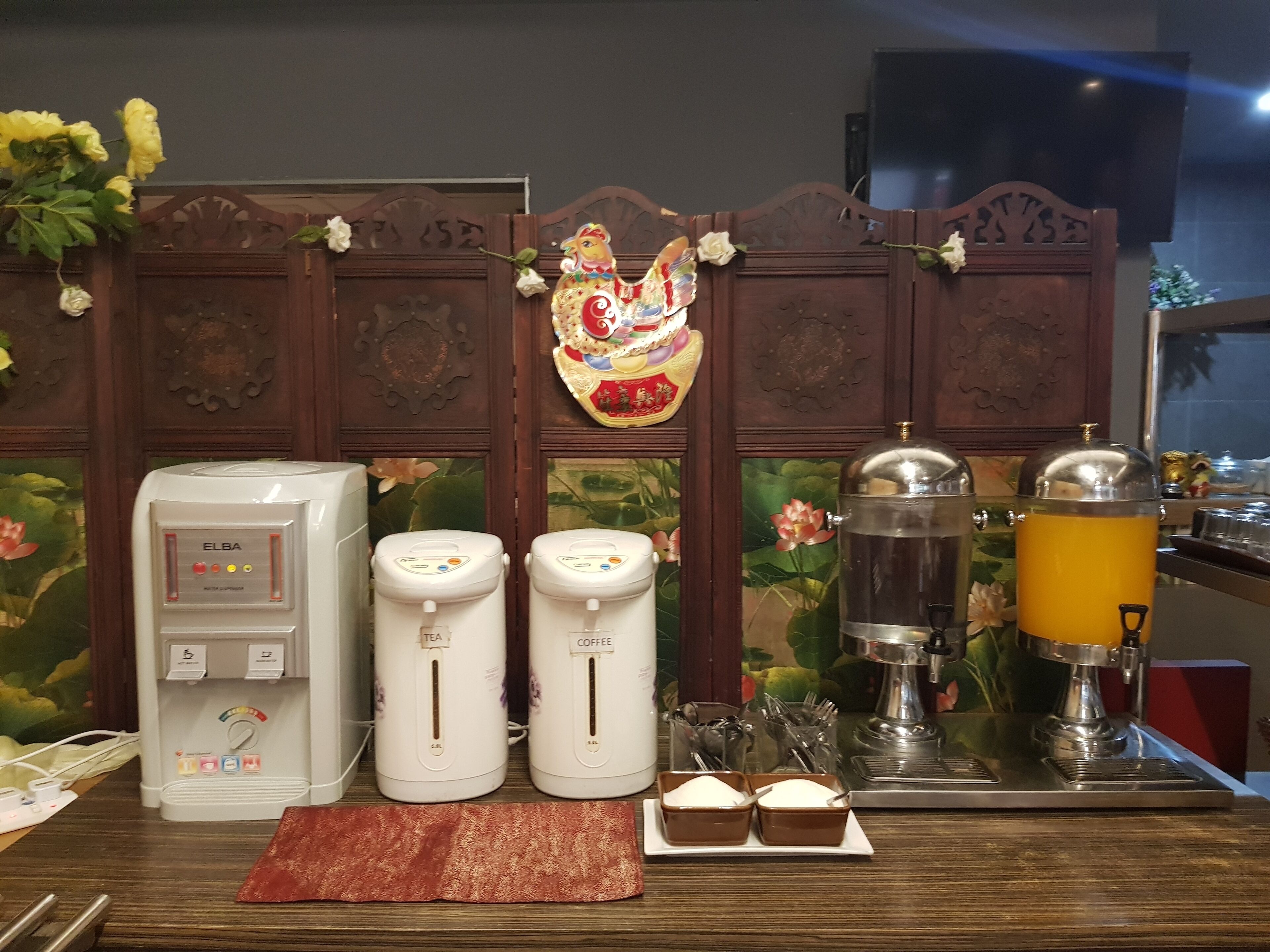A coffee station with an Elba coffee machine, two coffee makers, a tea maker, a coffee grinder, and a juice dispenser.