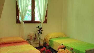 5 habitaciones, escritorio, tabla de planchar con plancha y wifi gratis
