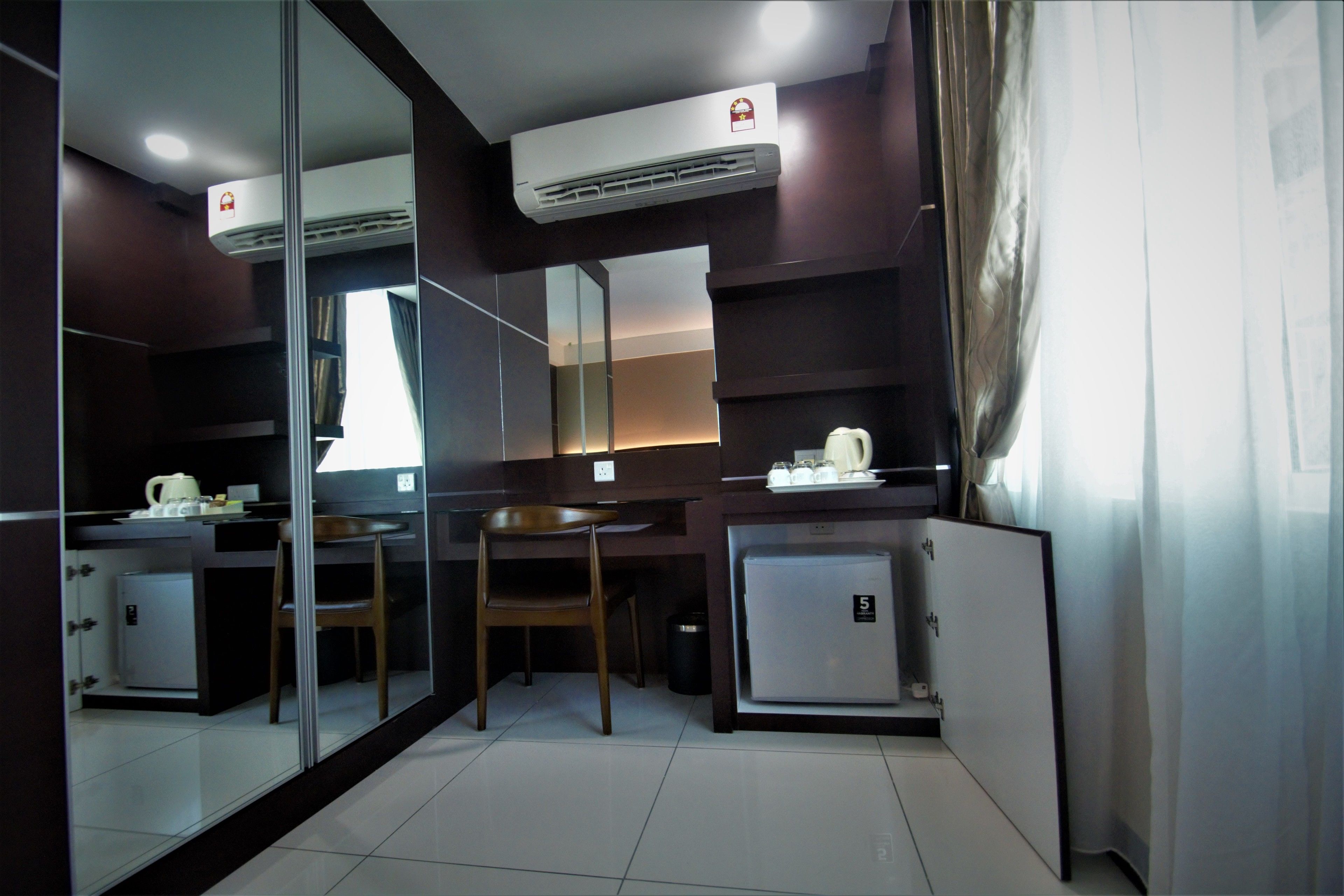 Habitación Deluxe (Family) | Caja de seguridad en la habitación, escritorio y cortinas blackout 