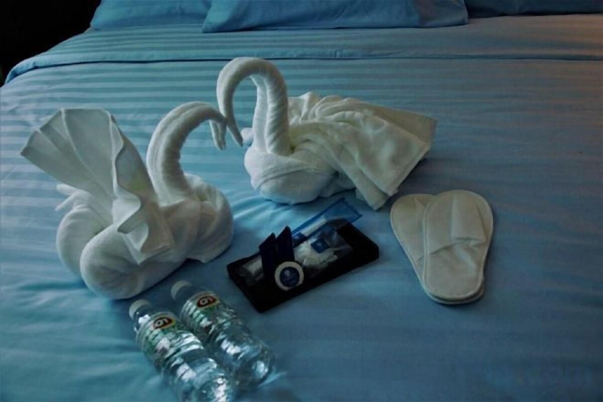 Ducha, artículos de tocador gratuitos, pantuflas, bidet