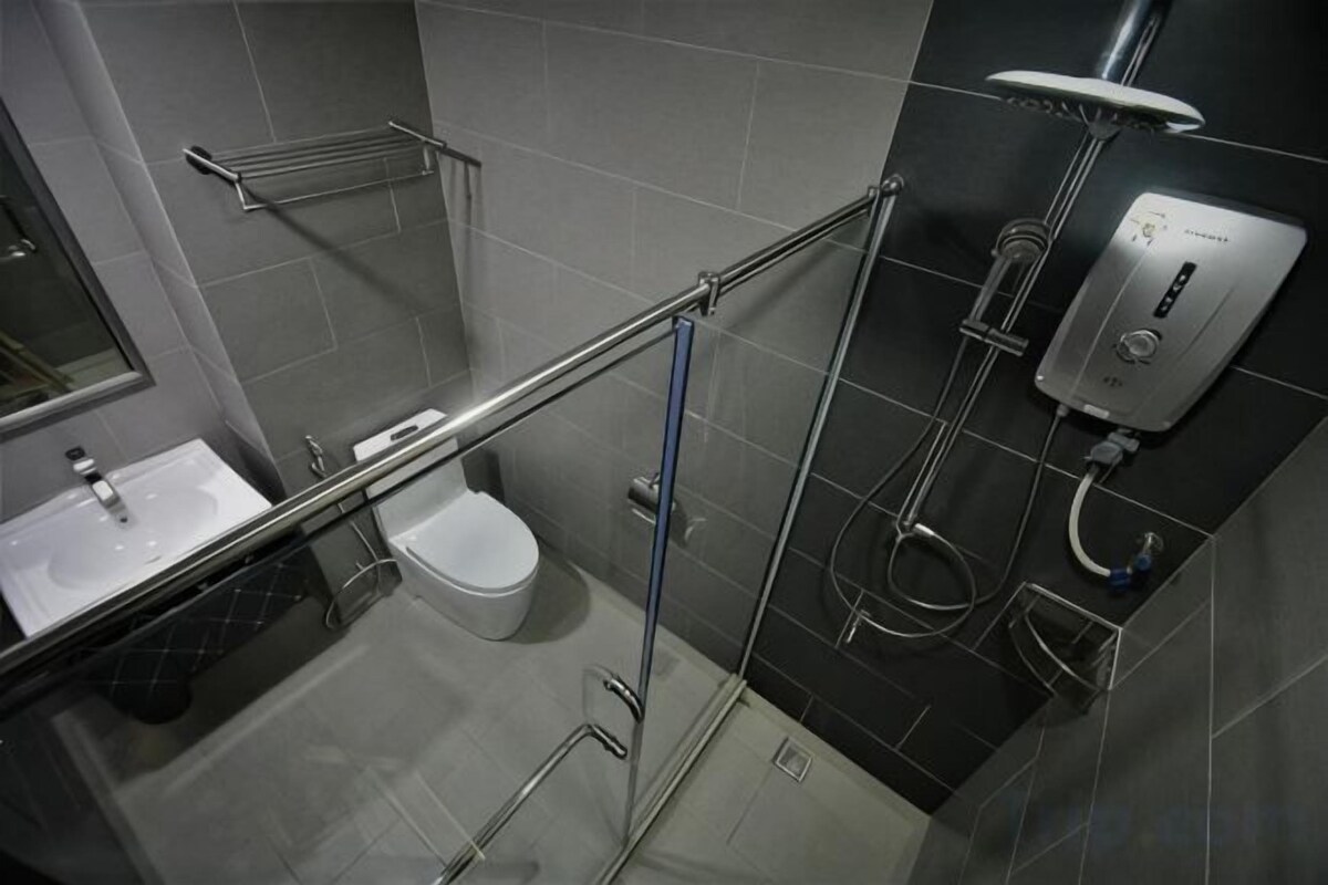 Ducha, artículos de tocador gratuitos, pantuflas, bidet