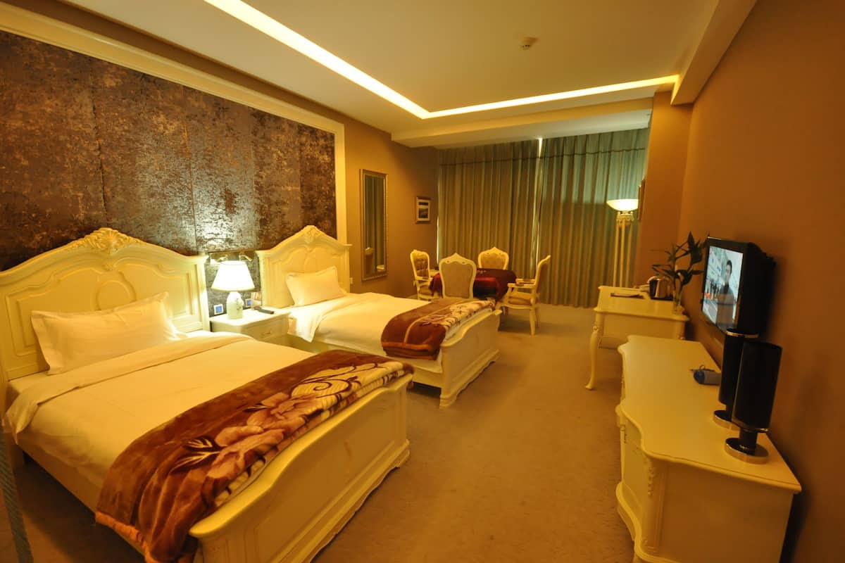 Standard Twin Room | Desk, blackout drapes, free WiFi