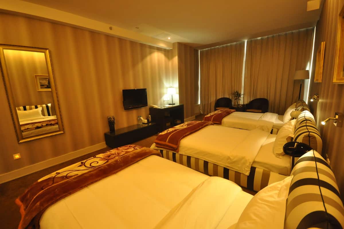 Standard Triple Room | Desk, blackout drapes, free WiFi