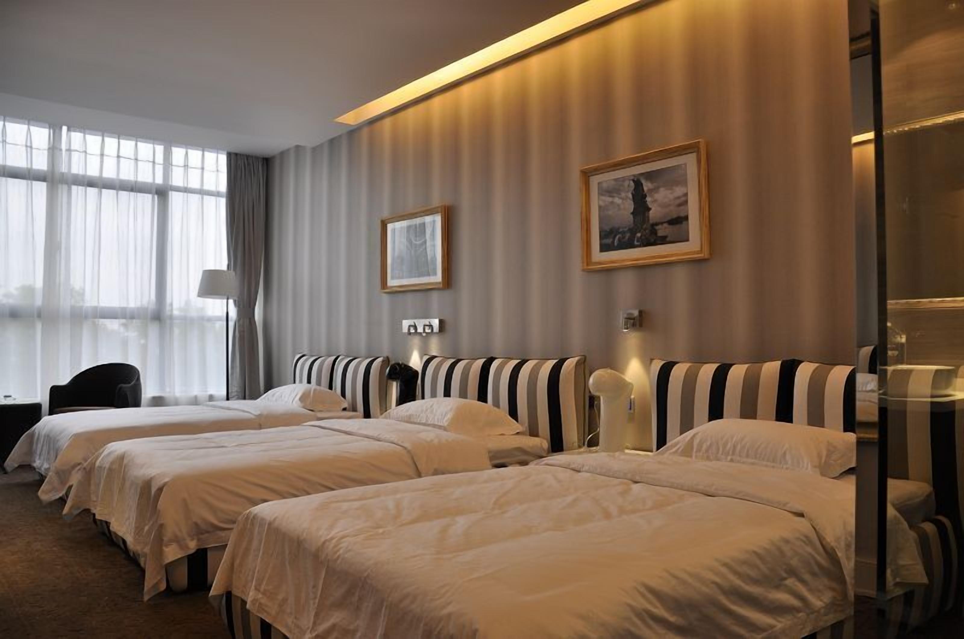 Phòng 3 Tiêu chuẩn | Bàn, màn/rèm cản sáng, truy cập Internet không dây miễn phí 