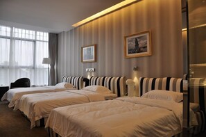 Escritorio, cortinas blackout y wifi gratis 