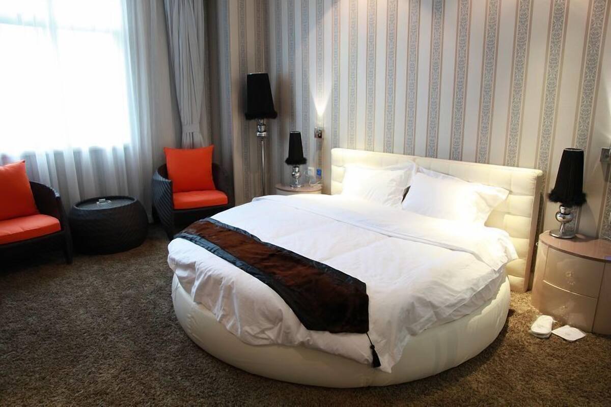 Grand Room | Desk, blackout drapes, free WiFi
