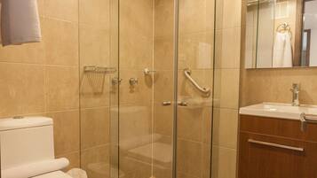 Dusche, kostenlose Toilettenartikel, Handtücher