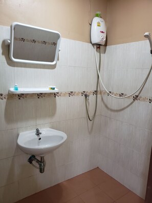 Rom – standard | Bad | Dusj, toalettartikler (inkludert) og håndklær