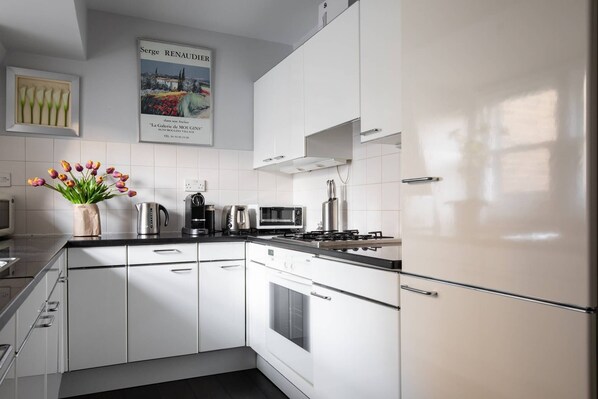 Microwave, dishwasher, coffee/tea maker, toaster