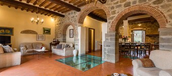 Ferme toscane typique avec grand jardin et grande piscine équipée