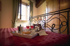 8 bedrooms, iron/ironing board, WiFi, bed sheets - Large stone manor with 8BR and 7BA, extended grounds, large fully-equipped pool. (CORTONA)