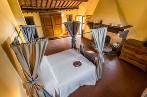 8 bedrooms, iron/ironing board, WiFi, bed sheets