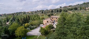 Typisch toskanisches Bauernhaus mit großem Garten und großem Pool