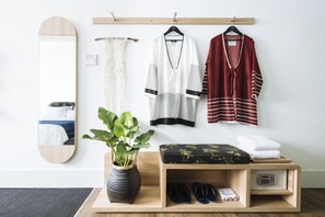 セーフティボックス (室内)、デスク、ノートパソコン用作業スペース、防音設備