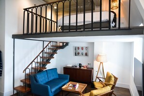 Toetasjesleilighet – executive, 1 queensize-seng | Safe på rommet, skrivebord, skrivebord for bærbar PC og lydisolert