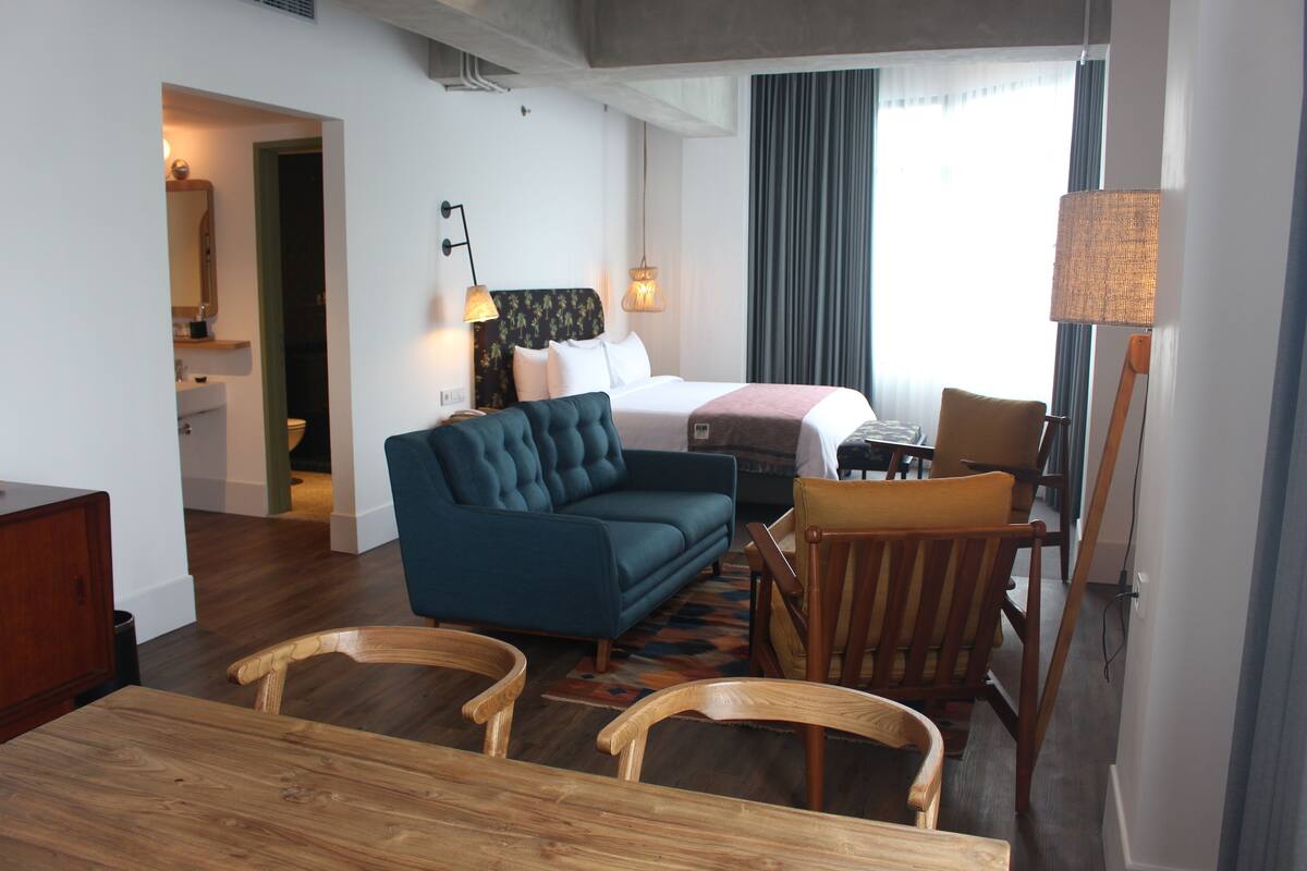 ห้องเอ็กเซกคิวทีฟสวีท | ตู้นิรภัยในห้องพัก, โต๊ะทำงาน, พื้นที่ทำงานแบบใช้แล็ปท็อป, ห้องเก็บเสียง