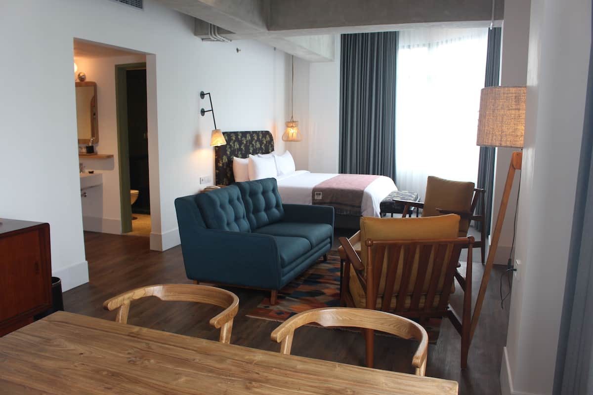 Executive Suite | In-room safe, desk, laptop workspace, soundproofing