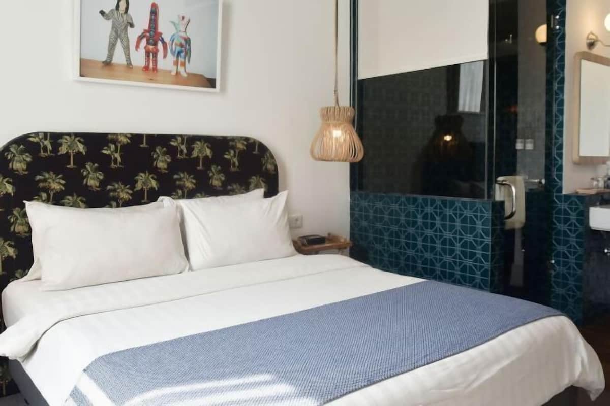In-room safe, desk, laptop workspace, soundproofing